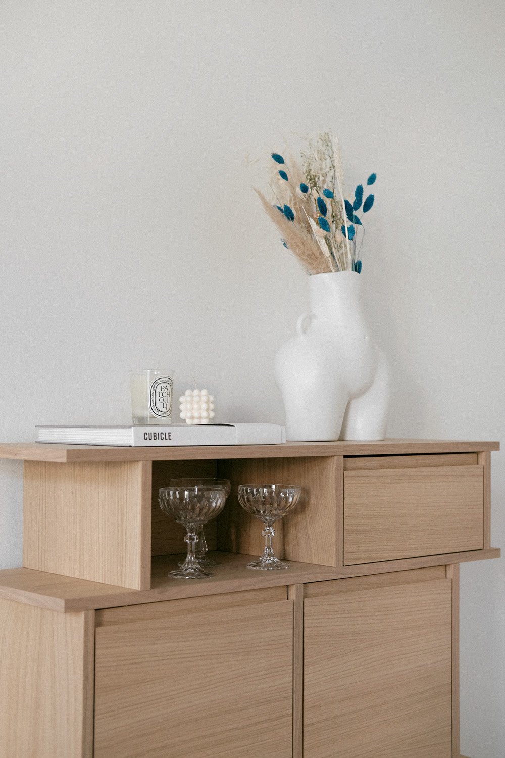 April Vlog: Interior-Updates and homemade Dumplings / Tylko Sideboard / Anissa Kermiche Vase