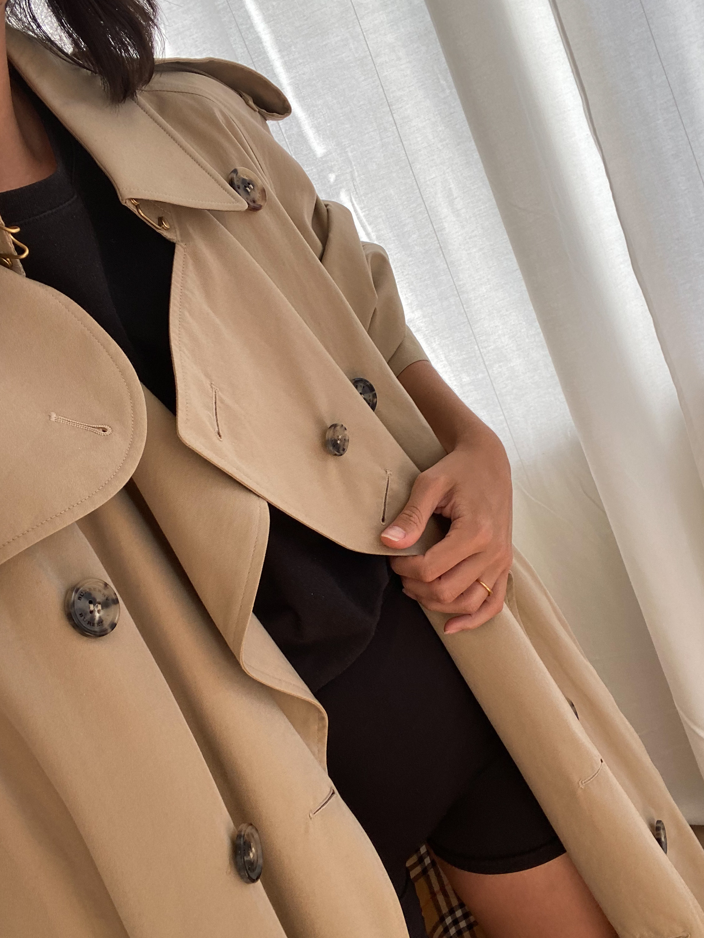 Nisi is wearing: Trenchcoat – Burberry, Cycling shorts – Arket, T-Shirt – Uniqlo, Flip Flops – Havaianas, Anklets – Missoma