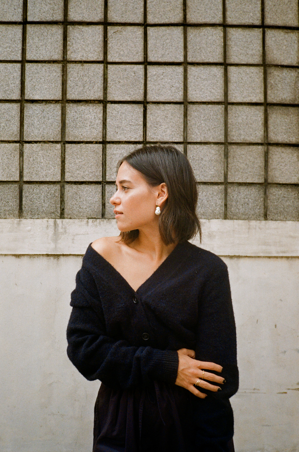 Céline Baroque Pearl earrings, Jacquemus Le Grand Chiquito bag, Totême Heeled Flip Flops, Arket Navyblue wool cardigan and Drawstring trousers