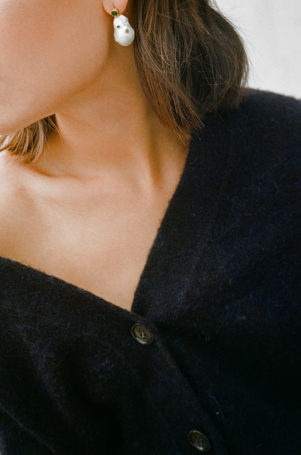 Céline Baroque Pearl earrings, Jacquemus Le Grand Chiquito bag, Totême Heeled Flip Flops, Arket Navyblue wool cardigan and Drawstring trousers