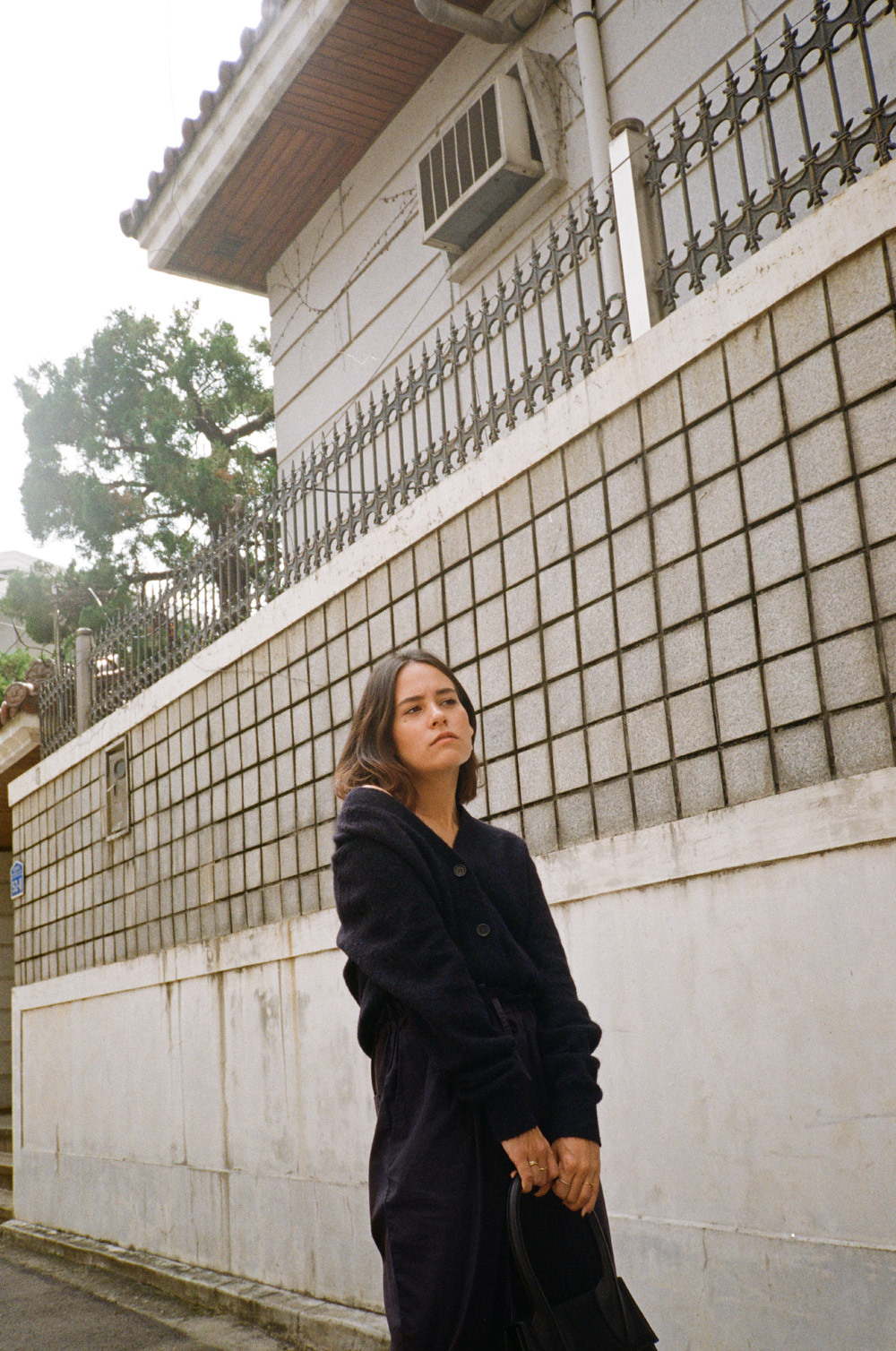 Céline Baroque Pearl earrings, Jacquemus Le Grand Chiquito bag, Totême Heeled Flip Flops, Arket Navyblue wool cardigan and Drawstring trousers