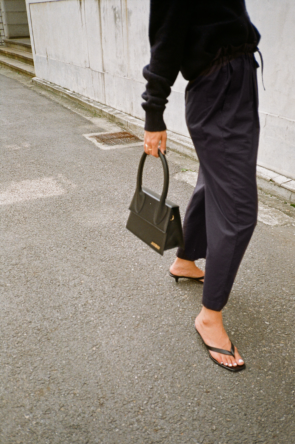 Céline Baroque Pearl earrings, Jacquemus Le Grand Chiquito bag, Totême Heeled Flip Flops, Arket Navyblue wool cardigan and Drawstring trousers