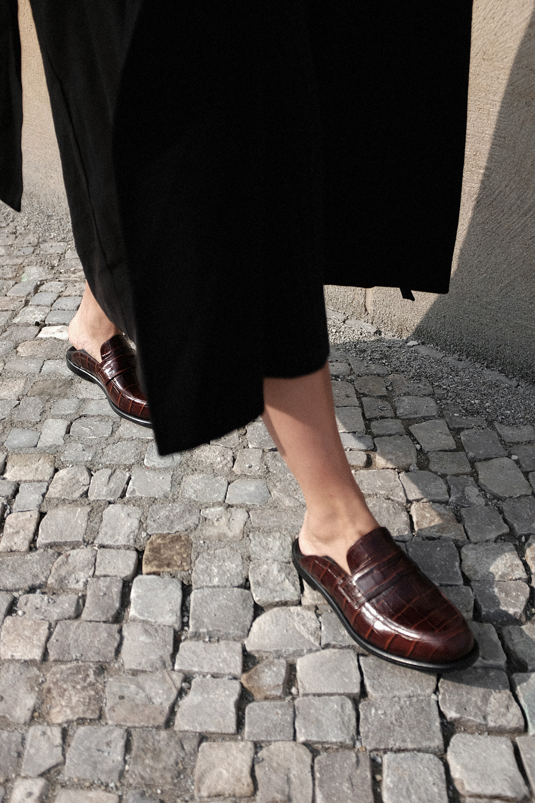Desi is wearing a vintage Dior leather bucket hat, Edited the Label dress, Loewe loafers, Céline classic box bag, Tench coat from Seoul