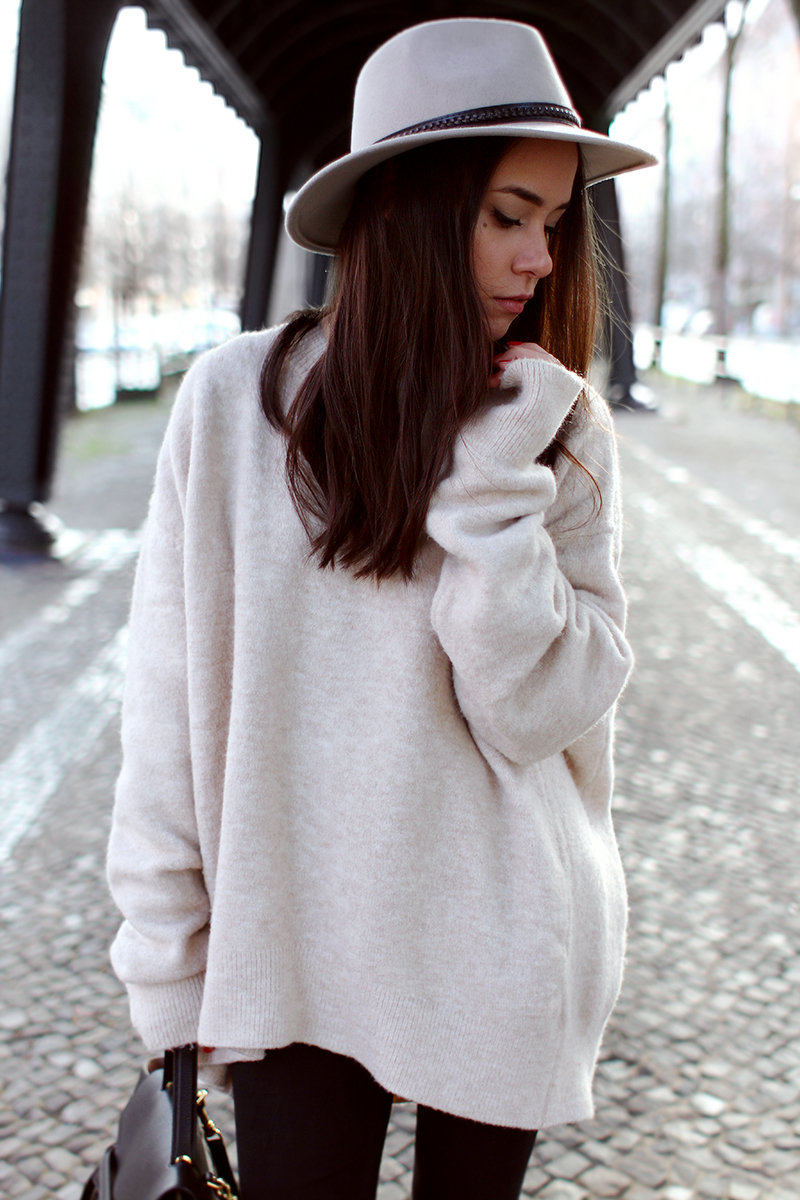 Nisi is wearing: Céline Belt Bag, Fedora Hat, Distressd Denim, Ripped Jeans, Chelsea Boots, Oversized Sweater