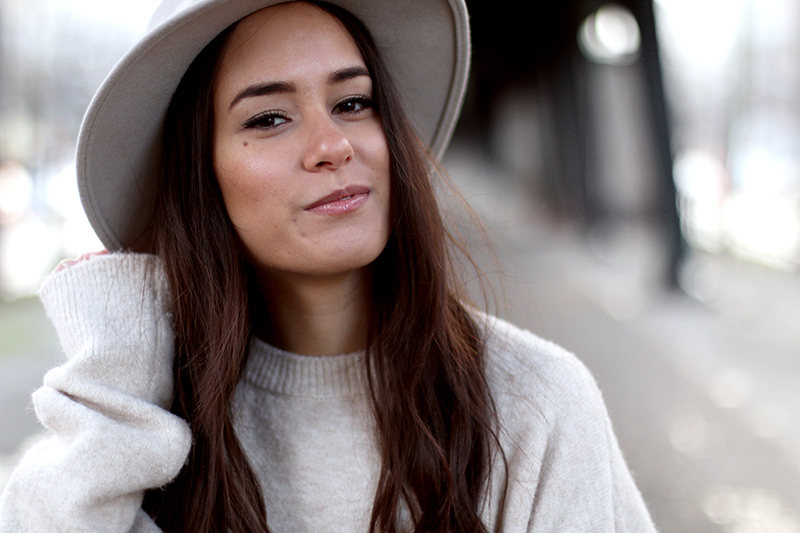 Nisi is wearing: Céline Belt Bag, Fedora Hat, Distressd Denim, Ripped Jeans, Chelsea Boots, Oversized Sweater
