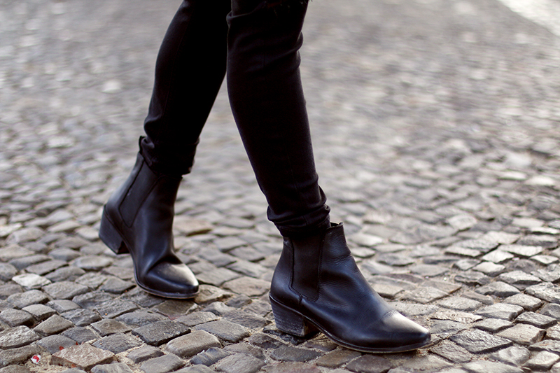 Nisi is wearing: Céline Belt Bag, Fedora Hat, Distressd Denim, Ripped Jeans, Chelsea Boots, Oversized Sweater