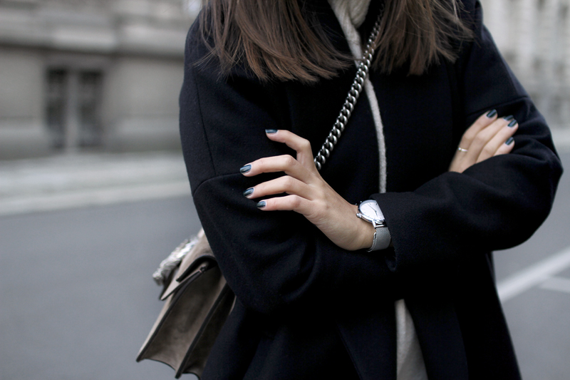 Nisi is wearing: Gucci Dionysus Bag, flared trousers from Warehouse, oversized coat from All Saints and high neck sweater from Gina Tricot