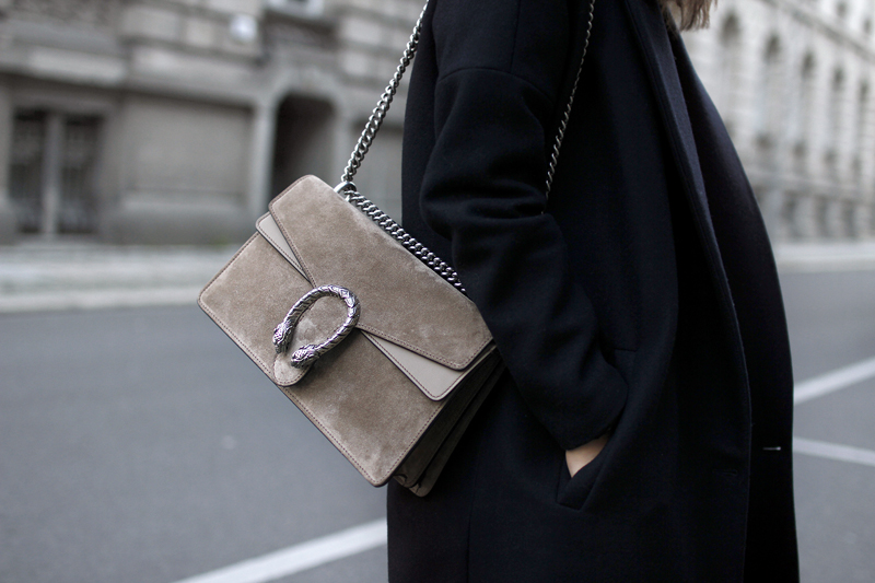 Nisi is wearing: Gucci Dionysus Bag, flared trousers from Warehouse, oversized coat from All Saints and high neck sweater from Gina Tricot