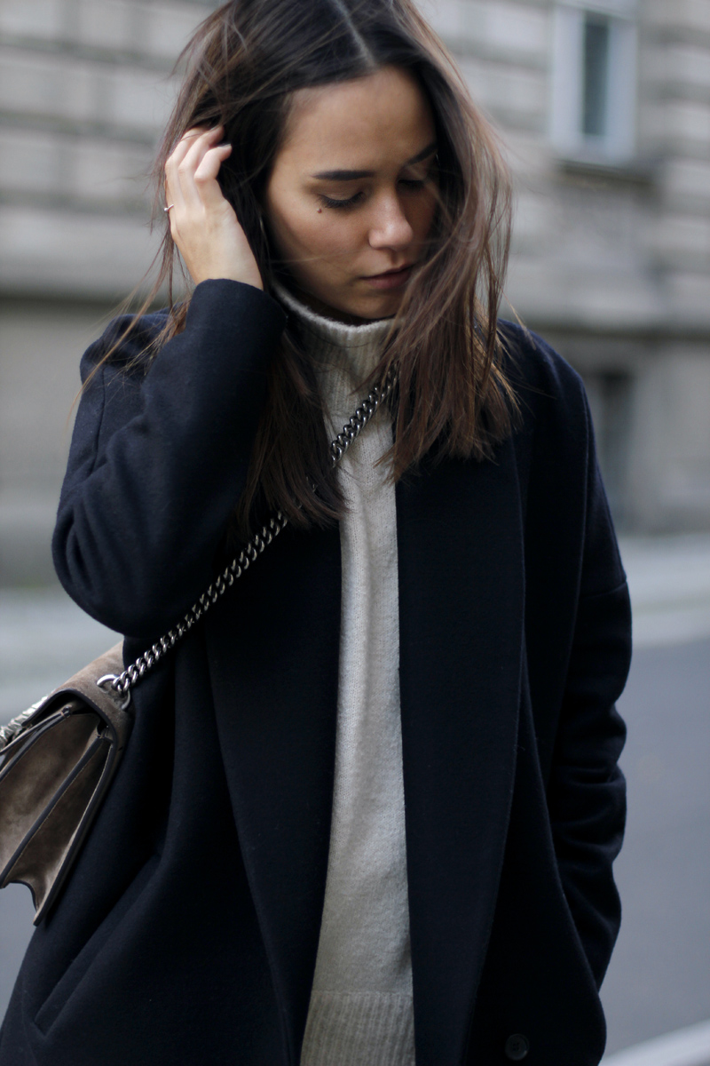 Nisi is wearing: Gucci Dionysus Bag, flared trousers from Warehouse, oversized coat from All Saints and high neck sweater from Gina Tricot