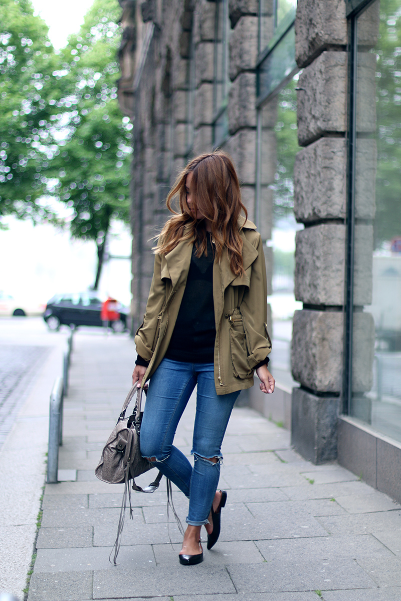 Green parka Edited, Slingback Ballerina Flats &otherstories, Ripped Jeans Asos, Balenciaga City Bag