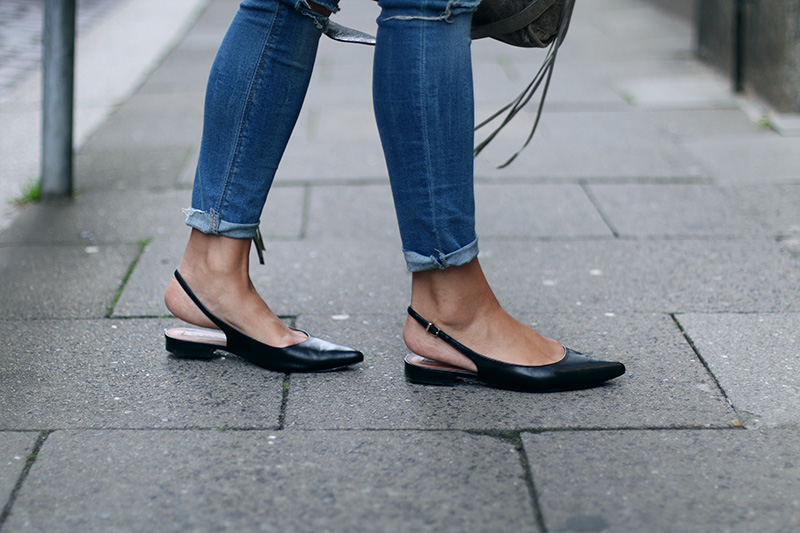 Green parka Edited, Slingback Ballerina Flats &otherstories, Ripped Jeans Asos, Balenciaga City Bag