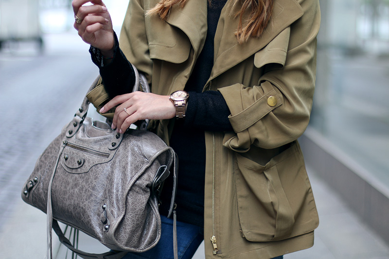 Green parka Edited, Slingback Ballerina Flats &otherstories, Ripped Jeans Asos, Balenciaga City Bag