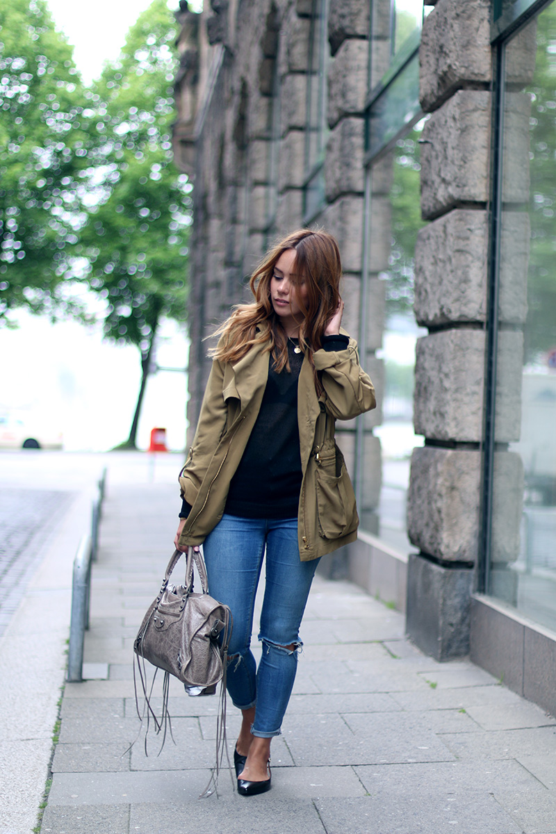 Green parka Edited, Slingback Ballerina Flats &otherstories, Ripped Jeans Asos, Balenciaga City Bag