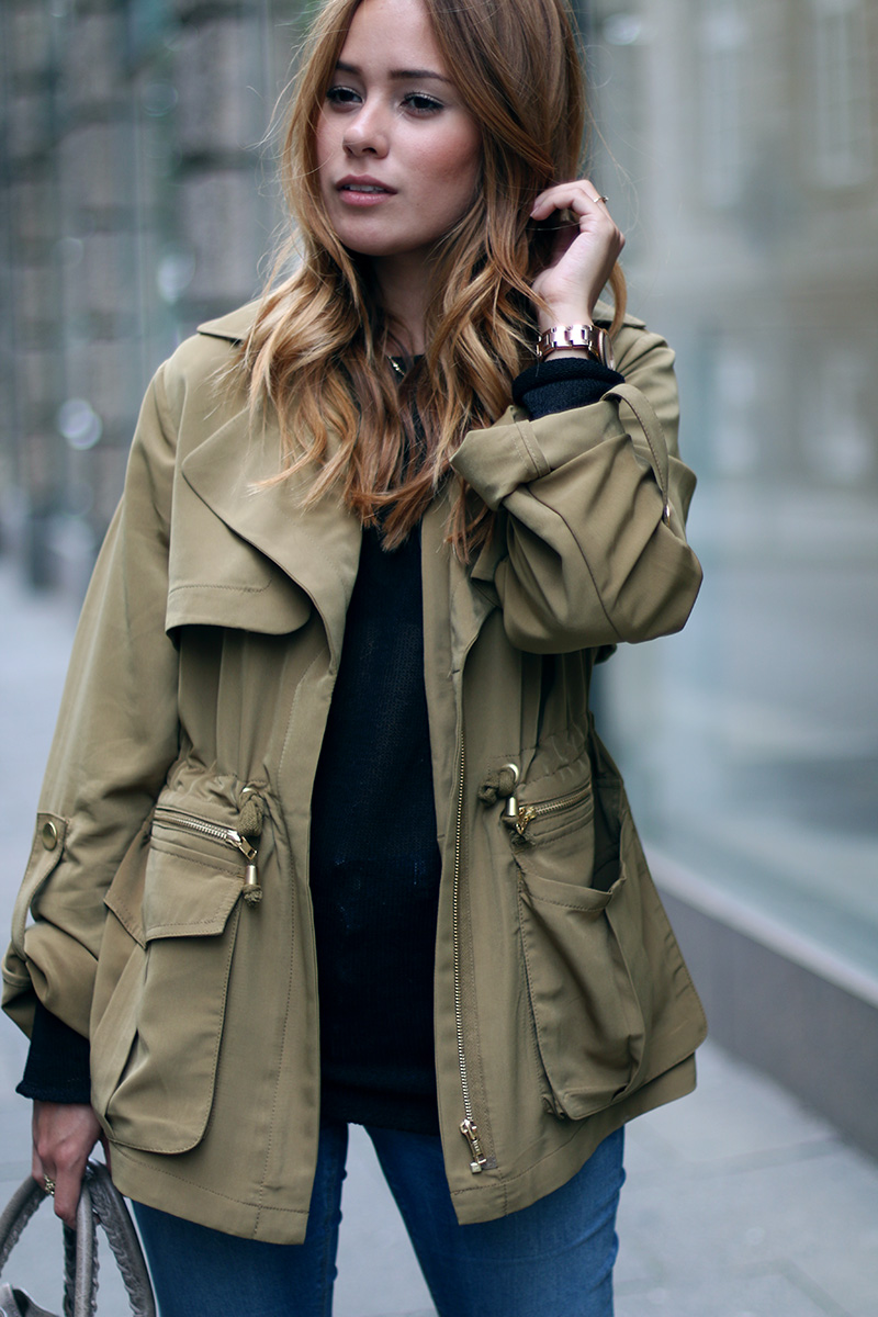 Green parka Edited, Slingback Ballerina Flats &otherstories, Ripped Jeans Asos, Balenciaga City Bag