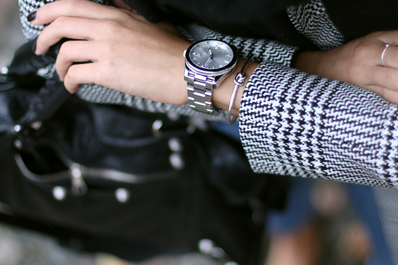 Nisi is wearing: Balenciaga Giant 12 City Bag, Houndstooth Blazer, Topshop Girlfriend Jeans, Loafers, Acne Studios Canada scarf