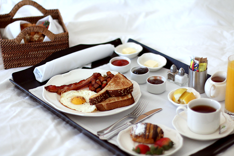 Urban Decay Summer Nights in Miami - Breakfast in bed at the Thompson Hotel