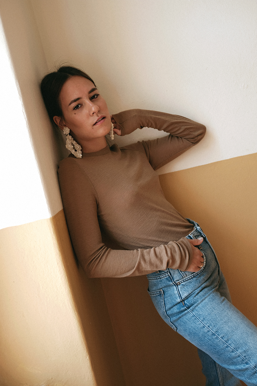 Nisi is wearing: Manolo Blahnik Maysale Mules, Arket cropped jeans and nude longsleeved top, Mango white sequin statement earrings