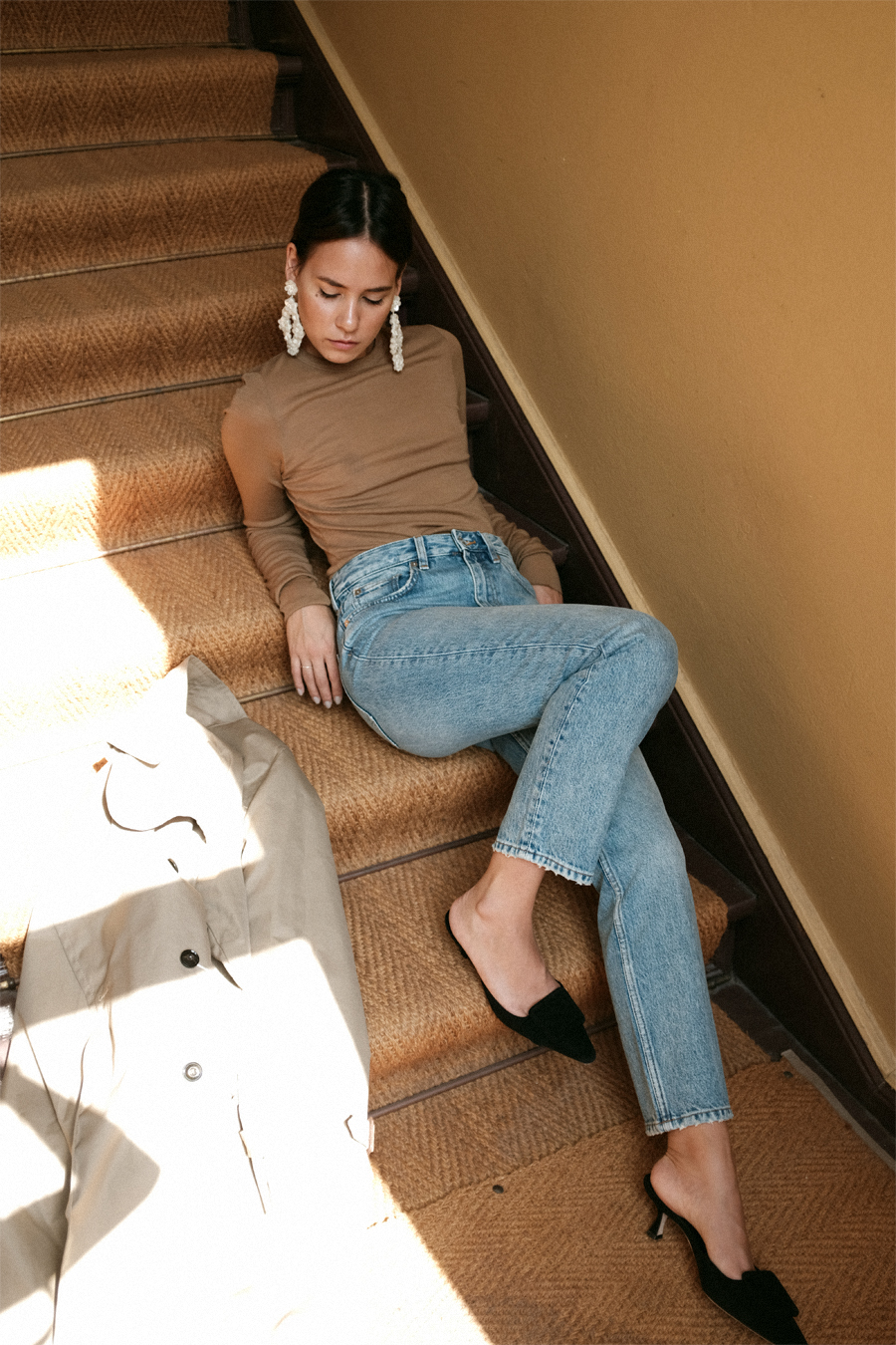 Nisi is wearing: Manolo Blahnik Maysale Mules, Arket cropped jeans and nude longsleeved top, Mango white sequin statement earrings