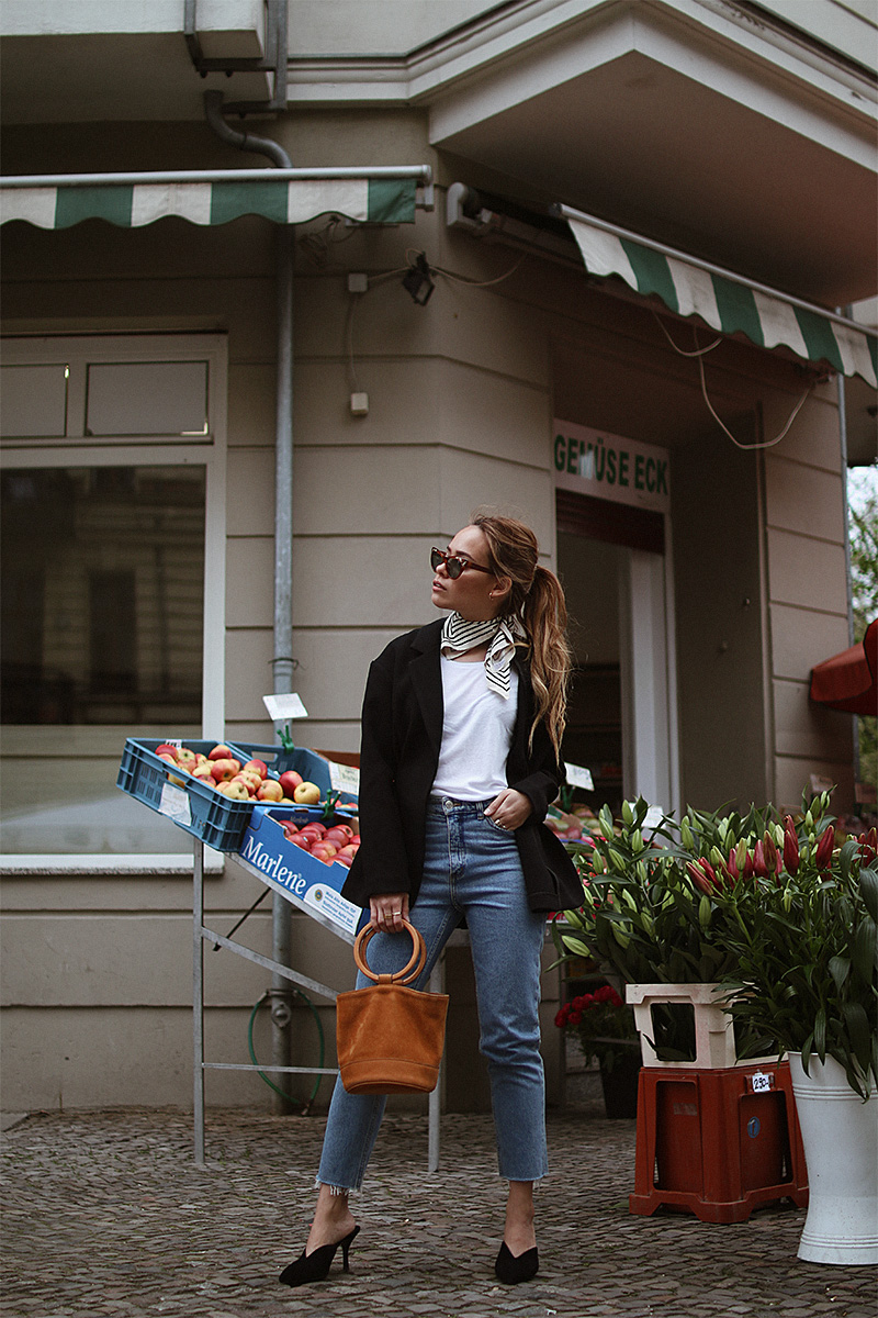 Outfit Desi is wearing Gucci cat-Eye sunglasses,H&M blazer, Monki Mom jeans, Prada Suede mules, Simon Miller „Bonsai“ bag – Simon Miller, Totême Foulard. - teetharejade.com