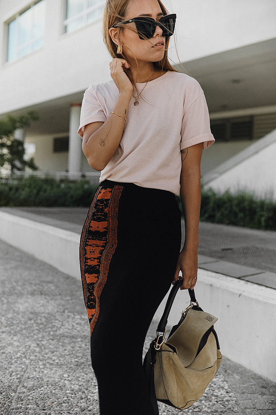 Outfit: Midi and Sneakers