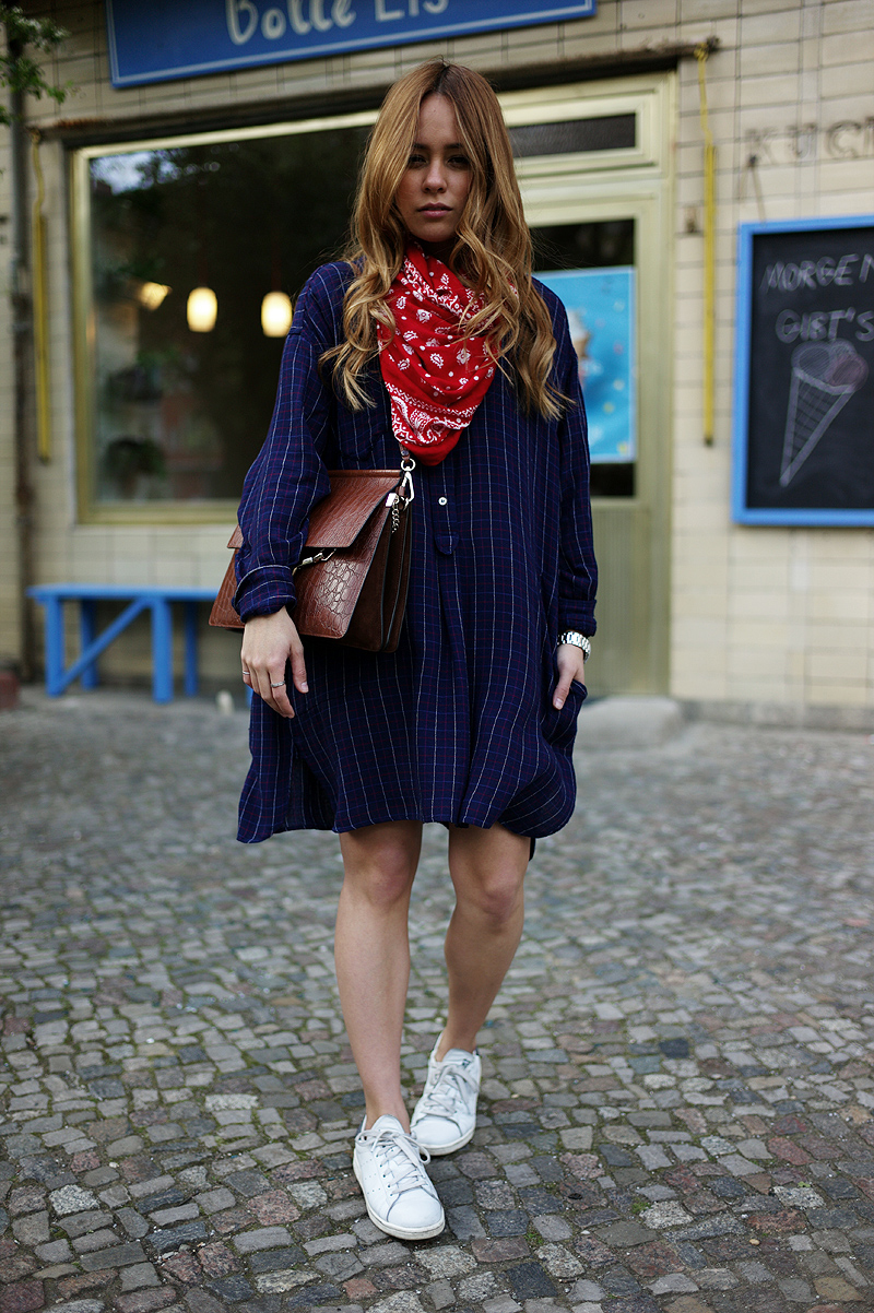 Desi is wearing: Isabel Marant Étoile Plaid Tunic, red bandana scarf, Adidas Stan Smith Sneaker, Chloé Faye Bag