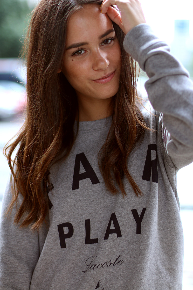 Nisi is wearing: Ripped denim shorts (or so called Denim Diaper), Lace-Up Flats alla Christy Flats from Aquazzura, grey sweater and a red Michael Kors bag