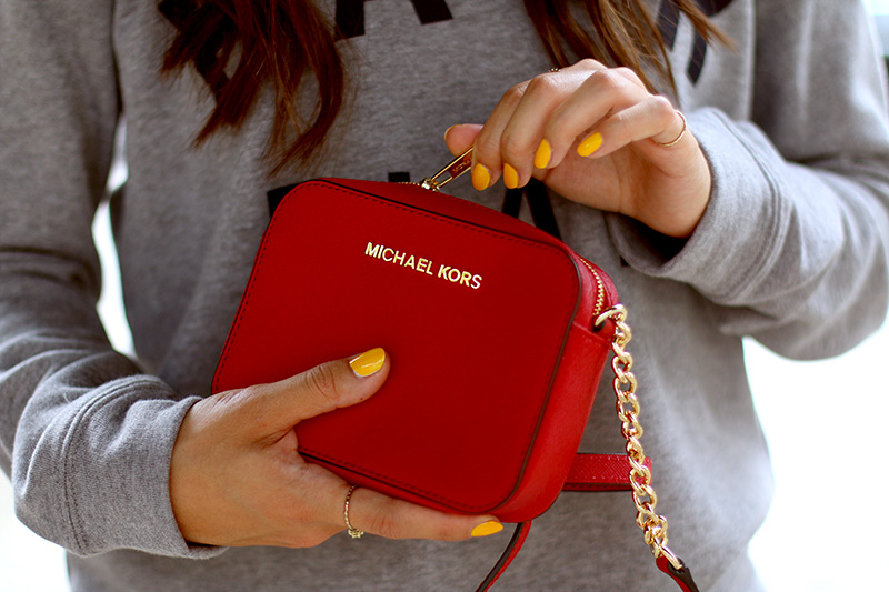 Nisi is wearing: Ripped denim shorts (or so called Denim Diaper), Lace-Up Flats alla Christy Flats from Aquazzura, grey sweater and a red Michael Kors bag