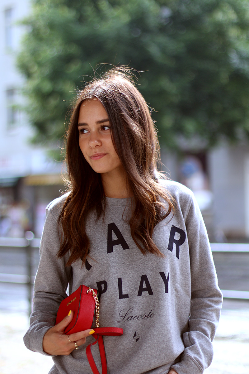 Nisi is wearing: Ripped denim shorts (or so called Denim Diaper), Lace-Up Flats alla Christy Flats from Aquazzura, grey sweater and a red Michael Kors bag