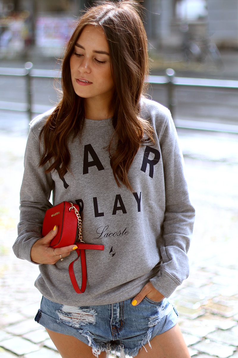 Nisi is wearing: Ripped denim shorts (or so called Denim Diaper), Lace-Up Flats alla Christy Flats from Aquazzura, grey sweater and a red Michael Kors bag