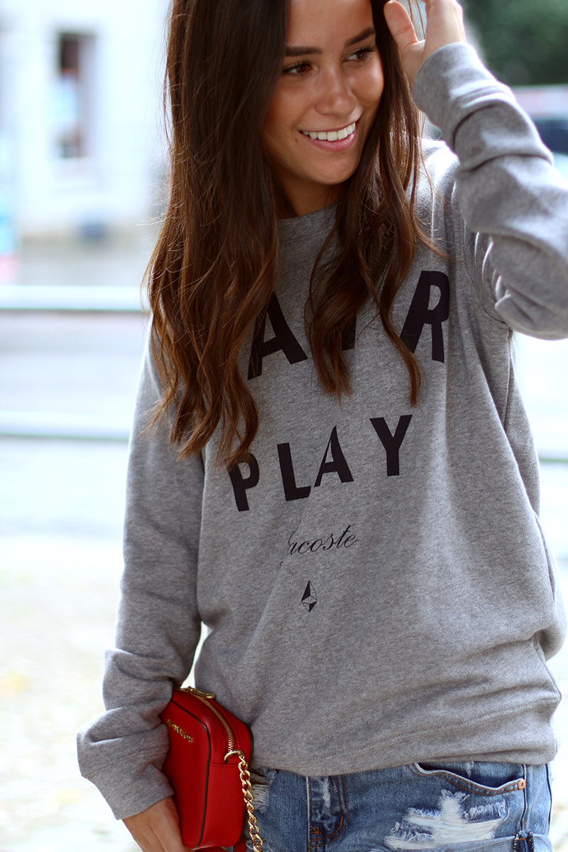 Nisi is wearing: Ripped denim shorts (or so called Denim Diaper), Lace-Up Flats alla Christy Flats from Aquazzura, grey sweater and a red Michael Kors bag