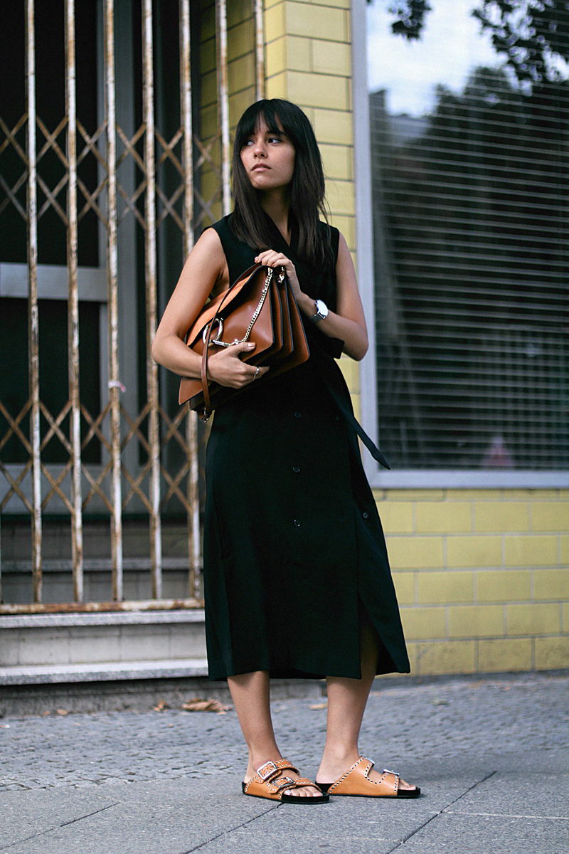 Outfit: Styling the Sleeveless Trench for Summer