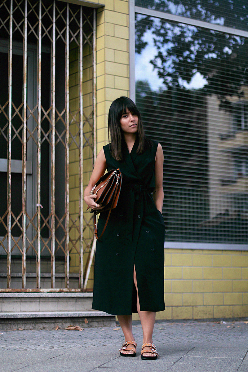 Outfit: Styling the Sleeveless Trench for Summer. Nisi is wearing: Trench vest / Sleeveless Trench, Chloé Faye bag, Isabel Marant Lenny Sandals
