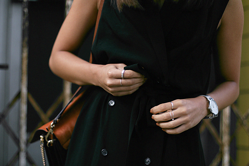 Outfit: Styling the Sleeveless Trench for Summer. Nisi is wearing: Trench vest / Sleeveless Trench, Chloé Faye bag, Isabel Marant Lenny Sandals