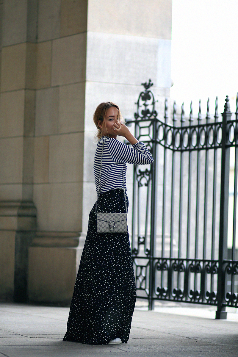 Outfit: Stars and Stripes. Desi is wearing: Striped turtle neck shirt, maxi skirt with stars, gucci dionysus mini, Adidas Stan Smith sneakers