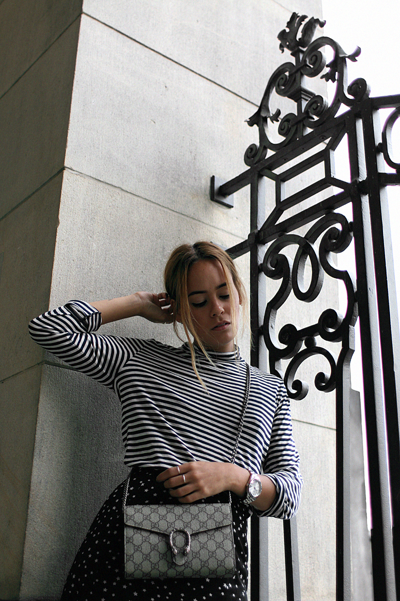 Outfit: Stars and Stripes. Desi is wearing: Striped turtle neck shirt, maxi skirt with stars, gucci dionysus mini, Adidas Stan Smith sneakers