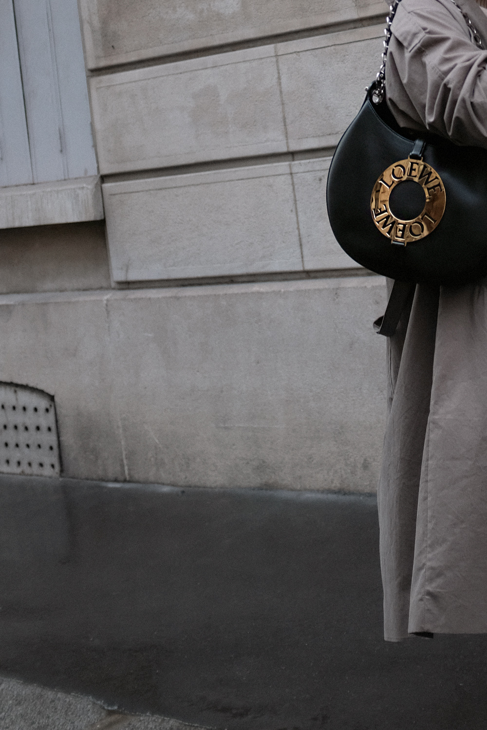 Nisi is wearing: Loewe Joyce bag, Céline Green Suede Boots, Trenchcoat, Turtleneck sweater, Wide denim jeans, L’Or Liquide Mini hoops