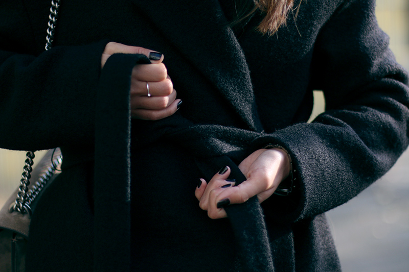 Nisi is wearing: Wide Leg Pants from Warehouse, Gucci Dionysus Bag and a Belted Coat from COS