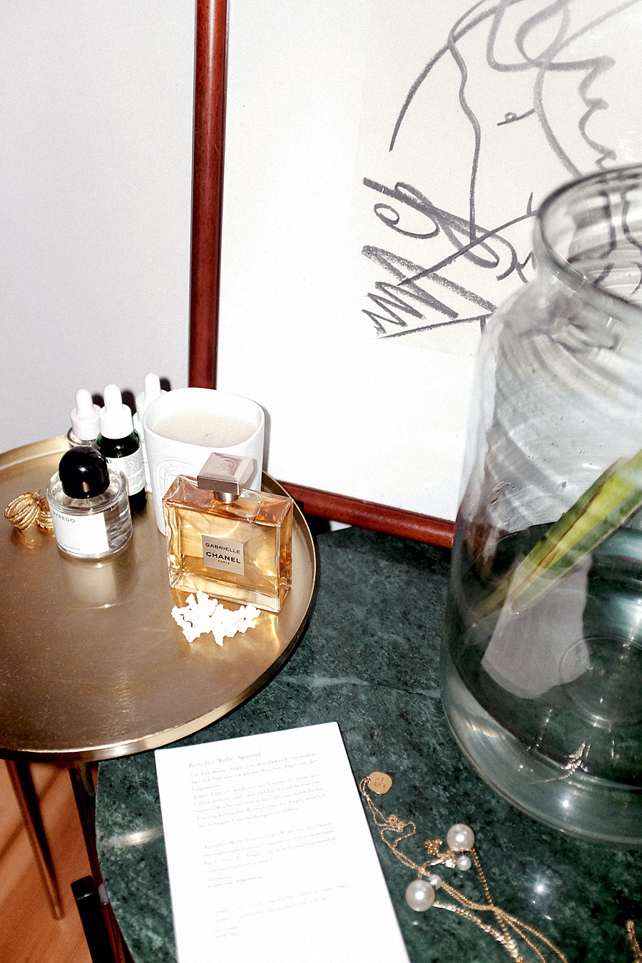 Bedside table: Green marble table – House Doctor. Untitled parfum – Byredo. Gabrielle parfum – Chanel. Candle – Diptyque.