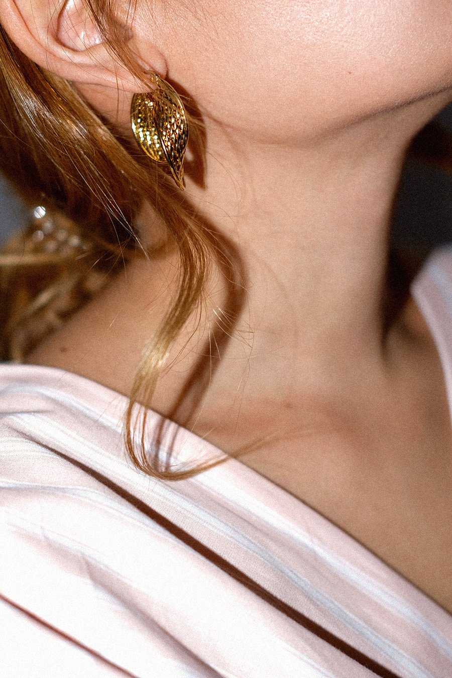 Outfit: Wrapped in Rosé. Desi is wearing: Wrapping blouse, Tailored pants, Sock boots, twisted gold earrings