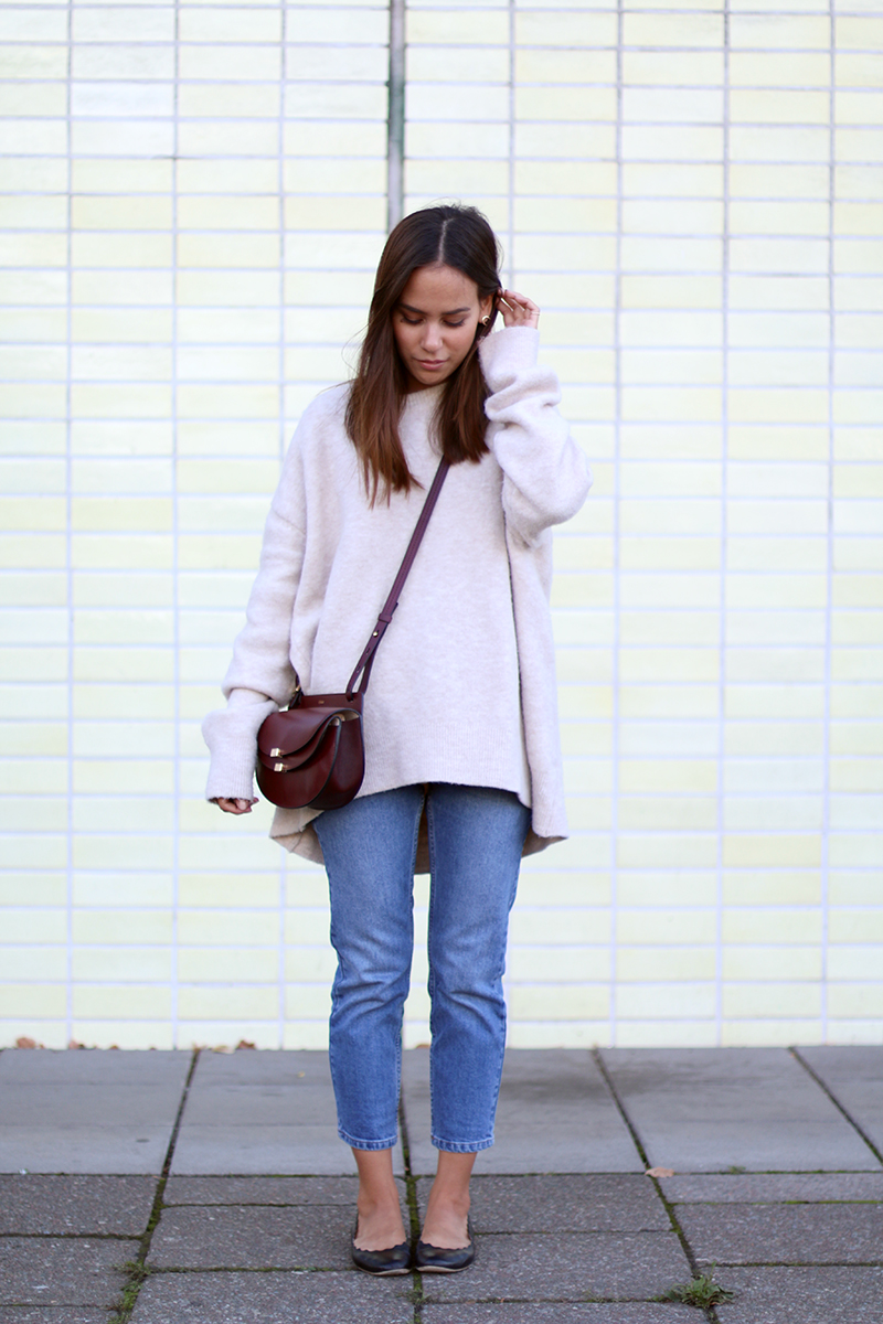 Nisi is wearing: Chloé Georgia Mini Bag, Overzied Zara Sweater, Topshop Girlfriend Jeans, Chloé Lauren Ballet Flats