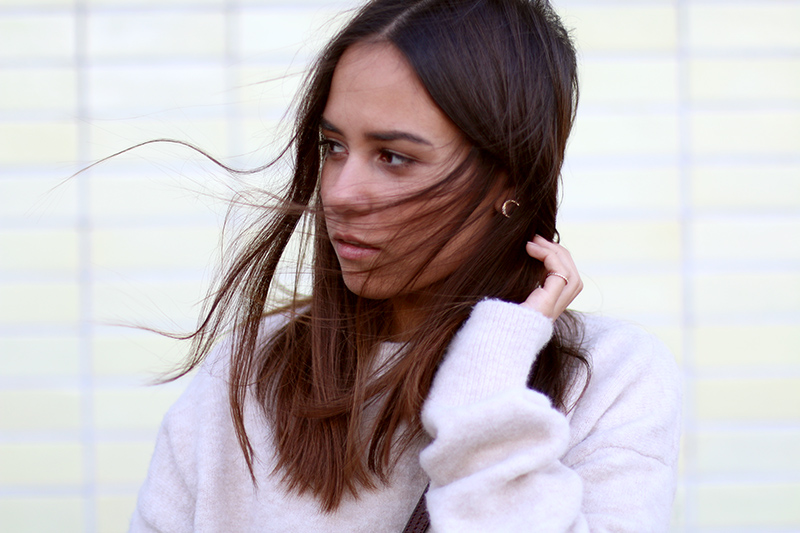 Nisi is wearing: Chloé Georgia Mini Bag, Overzied Zara Sweater, Topshop Girlfriend Jeans, Chloé Lauren Ballet Flats