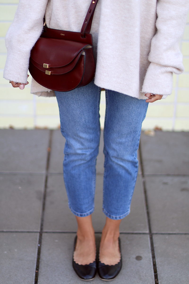 Nisi is wearing: Chloé Georgia Mini Bag, Overzied Zara Sweater, Topshop Girlfriend Jeans, Chloé Lauren Ballet Flats