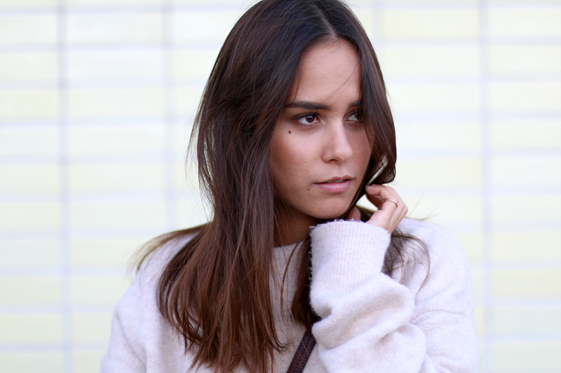 Nisi is wearing: Chloé Georgia Mini Bag, Overzied Zara Sweater, Topshop Girlfriend Jeans, Chloé Lauren Ballet Flats