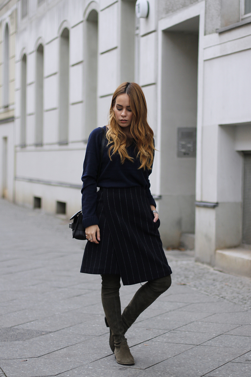 Pullover von JOUUR., Rock von Maje, Overknees von Stuart Weitzman, PS1 Tasche von Proenza Schouler