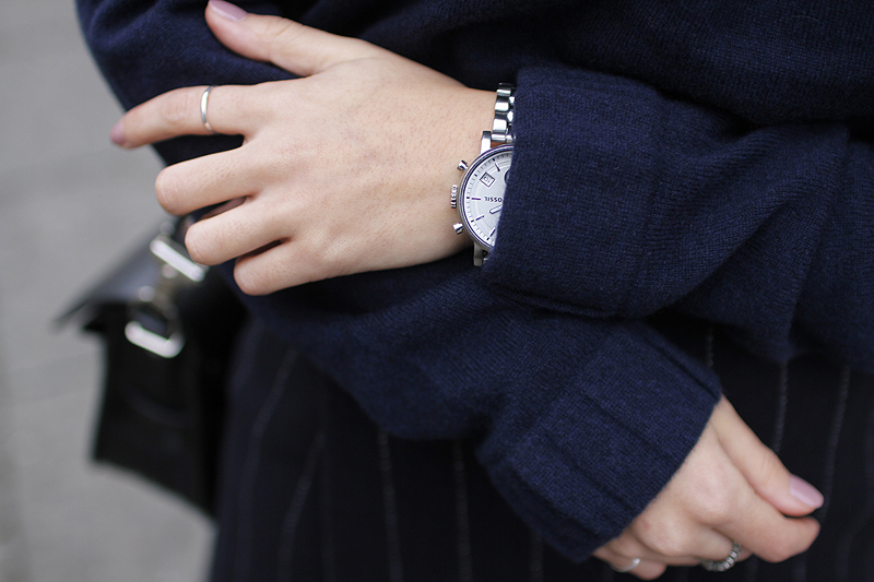 Pullover von JOUUR., Uhr von Fossil, Ring von Fashionology