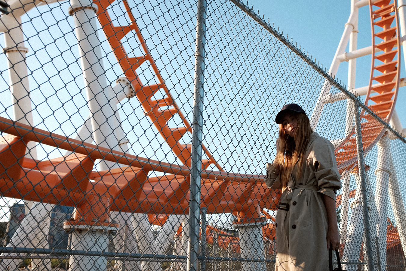 Outfit: Trenchcoat and Daddy Cap. Desi is wearing: Boyy Devon Bag, New Era Daddy cap, Trenchcoat – Moible, Mom jeans, Club C 85 Vintage Reebok Sneakers