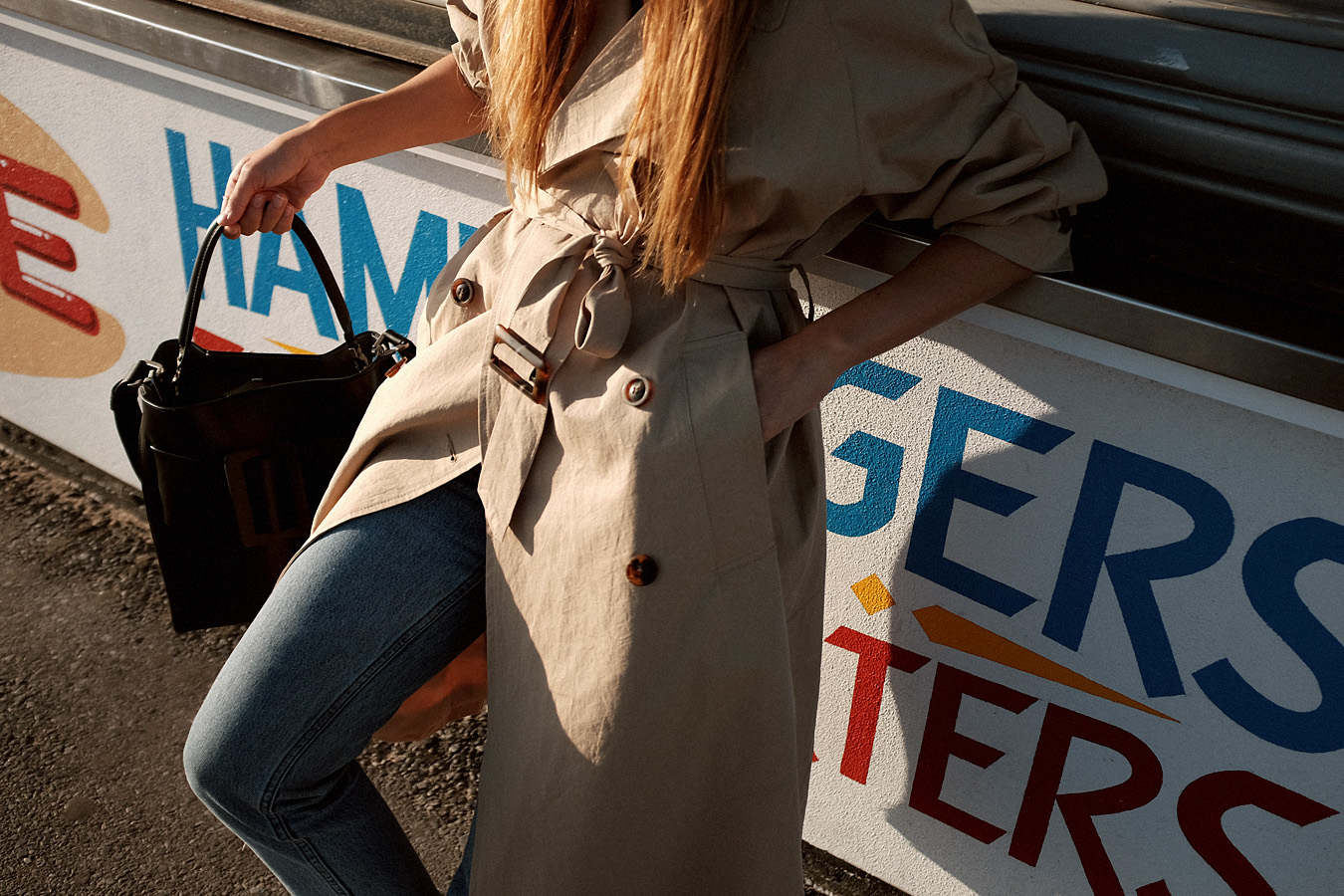 Outfit: Trenchcoat and Daddy Cap. Desi is wearing: Boyy Devon Bag, New Era Daddy cap, Trenchcoat – Moible, Mom jeans, Club C 85 Vintage Reebok Sneakers